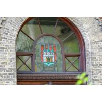21466_4276 Glasfenster mit Altonaer Wappen an einem historischen Industriegebäude. | 